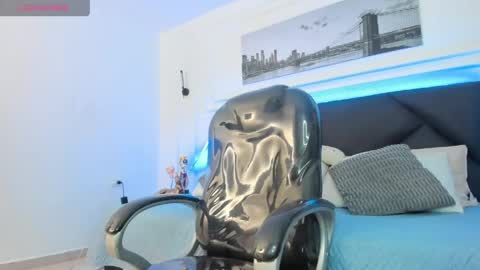 Snapshot of thomas_moon_ chatting on 06-09-26, 01:23 Thomas online show from 06-09-26, 01:23