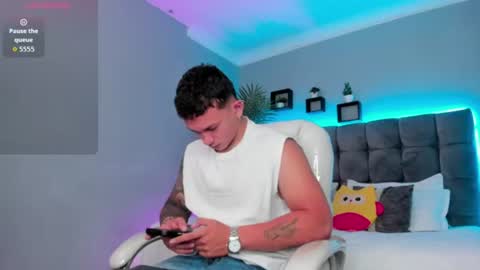 Snapshot of thomas_moon_ chatting on 06-10-26, 01:54 Thomas online show from 06-10-26, 01:54