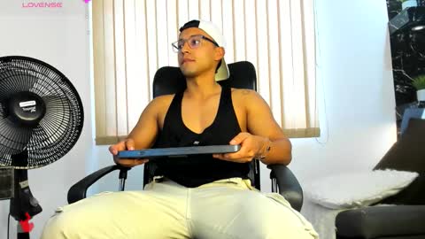 Snapshot of thomas_scot1 chatting on 11-25-25, 01:00 T H O M A S online show from 11-25-25, 01:00