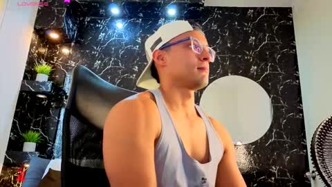 Snapshot of thomas_scot1 chatting on 11-28-25, 01:36 T H O M A S online show from 11-28-25, 01:36