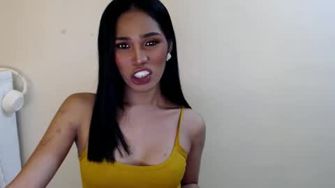 Snapshot of tiara_gurl16 chatting on 10-20-25, 03:45 tiara online show from 10-20-25, 03:45