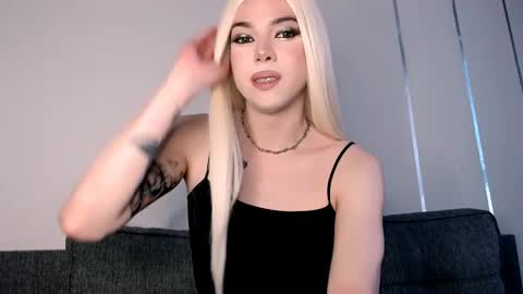 Snapshot of tiffany_smitch chatting on 05-21-26, 05:58 Tif online show from 05-21-26, 05:58