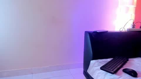 Stefany Suarez online show from 11-25-25, 09:04