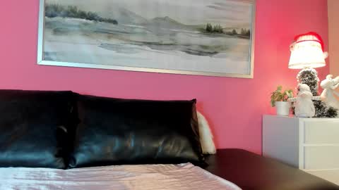 Stefany Suarez online show from 12-17-25, 06:25