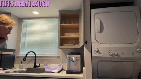 Tiffstreatsxoxo online show from 07-19-26, 06:00