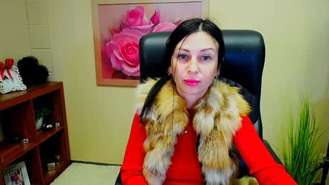 Snapshot of timeparadice chatting on 12-18-24, 12:07 Luisa online show from 12-18-24, 12:07