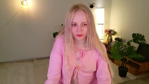 Snapshot of tinasiner chatting on 04-19-26, 01:54 tinasiner online show from 04-19-26, 01:54