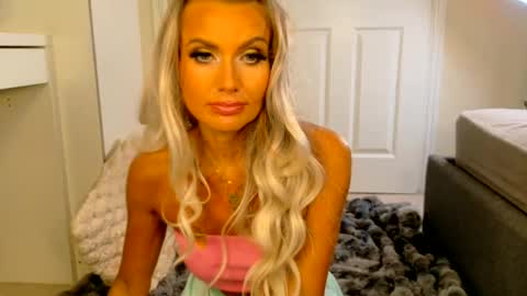Snapshot of tinkerbell822 chatting on 06-15-26, 07:43 tinkerbell822 online show from 06-15-26, 07:43