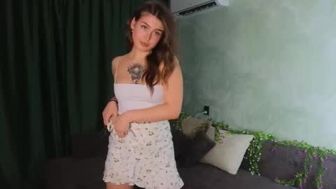 Snapshot of tinnymollys01 chatting on 10-27-25, 02:21 Molly online show from 10-27-25, 02:21
