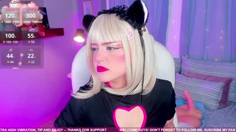 Snapshot of tiny__emmy chatting on 01-22-25, 09:24 Emmy blue berry1 online show from 01-22-25, 09:24