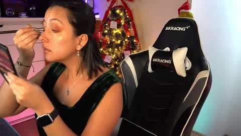 Snapshot of tiny_panther chatting on 12-23-24, 08:14 Ana Molly online show from 12-23-24, 08:14