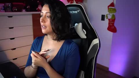 Snapshot of tiny_panther chatting on 01-04-25, 04:12 Ana Molly online show from 01-04-25, 04:12