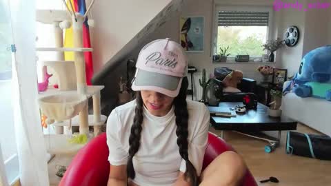 Snapshot of tiny_williams chatting on 10-05-25, 09:18 Tiny online show from 10-05-25, 09:18