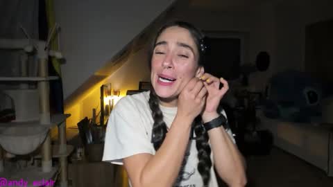 Snapshot of tiny_williams chatting on 10-15-25, 04:45 Tiny online show from 10-15-25, 04:45