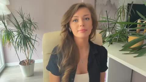 Snapshot of tinybliss chatting on 05-11-26, 12:22 Mona online show from 05-11-26, 12:22