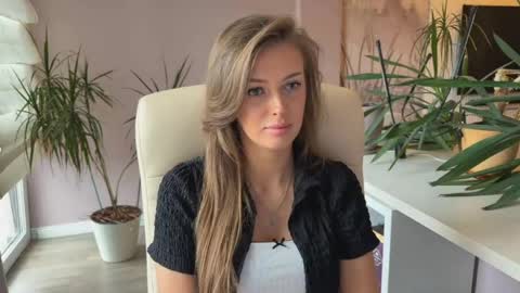 Snapshot of tinybliss chatting on 05-15-26, 11:28 Mona online show from 05-15-26, 11:28