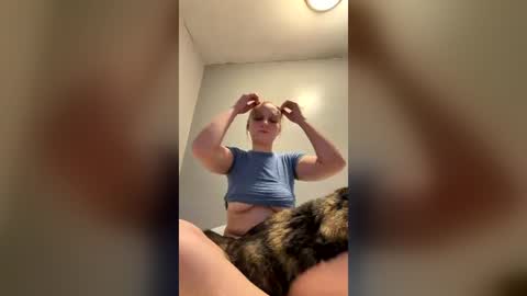 Snapshot of tinyblondebarbie chatting on 06-17-26, 07:33 tinyblondebarbie online show from 06-17-26, 07:33