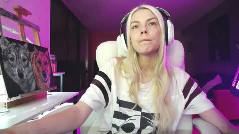 stage Kylie Sinner  brand CLITBAIT online show from 10-15-25, 07:19