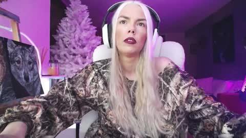 stage Kylie Sinner  brand CLITBAIT online show from 11-29-25, 02:58