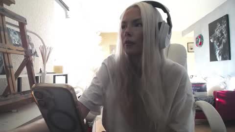 stage Kylie Sinner  brand CLITBAIT online show from 12-05-25, 05:53