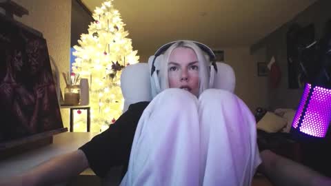 stage Kylie Sinner  brand CLITBAIT online show from 12-19-25, 08:49