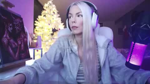 stage Kylie Sinner  brand CLITBAIT online show from 12-20-25, 09:44