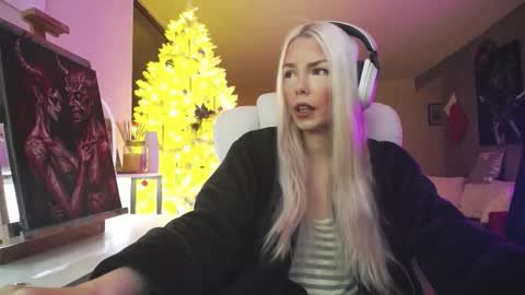 stage Kylie Sinner  brand CLITBAIT online show from 12-21-25, 10:17