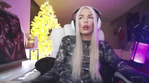 stage Kylie Sinner  brand CLITBAIT online show from 12-22-25, 10:29