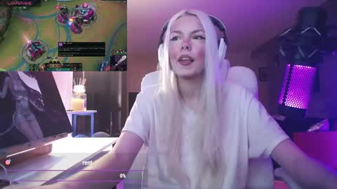 Snapshot of tinykylie chatting on 04-25-26, 12:57 stage Kylie Sinner brand CLITBAIT online show from 04-25-26, 12:57