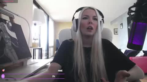 Snapshot of tinykylie chatting on 04-30-26, 03:40 stage Kylie Sinner brand CLITBAIT online show from 04-30-26, 03:40