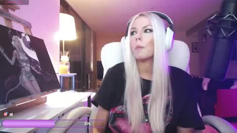 Snapshot of tinykylie chatting on 05-07-26, 05:13 stage Kylie Sinner brand CLITBAIT online show from 05-07-26, 05:13
