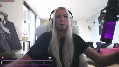Snapshot of tinykylie chatting on 05-10-26, 06:35 stage Kylie Sinner brand CLITBAIT online show from 05-10-26, 06:35