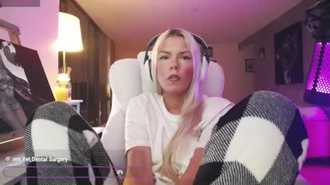 Snapshot of tinykylie chatting on 05-30-26, 06:43 stage Kylie Sinner brand CLITBAIT online show from 05-30-26, 06:43