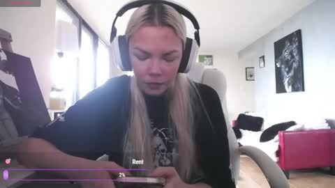 Snapshot of tinykylie chatting on 05-31-26, 10:22 stage Kylie Sinner brand CLITBAIT online show from 05-31-26, 10:22