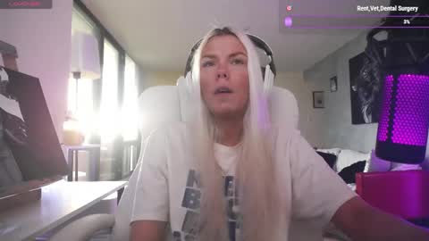 Snapshot of tinykylie chatting on 06-02-26, 10:23 stage Kylie Sinner brand CLITBAIT online show from 06-02-26, 10:23