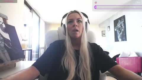 Snapshot of tinykylie chatting on 06-04-26, 02:56 stage Kylie Sinner brand CLITBAIT online show from 06-04-26, 02:56