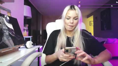 Snapshot of tinykylie chatting on 06-05-26, 03:02 stage Kylie Sinner brand CLITBAIT online show from 06-05-26, 03:02