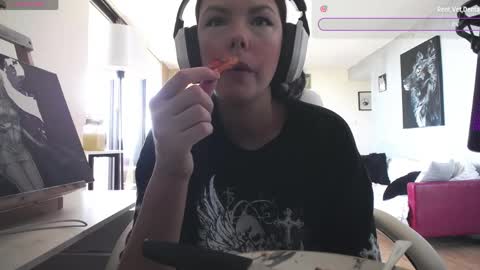 Snapshot of tinykylie chatting on 06-08-26, 06:19 stage Kylie Sinner brand CLITBAIT online show from 06-08-26, 06:19