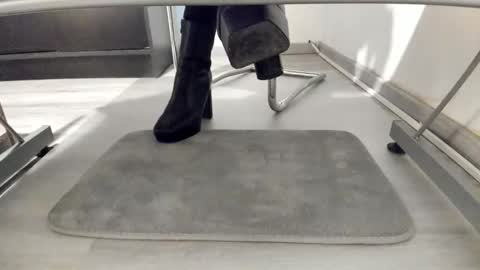 Snapshot of tired33 chatting on 12-20-24, 05:08 Anna online show from 12-20-24, 05:08