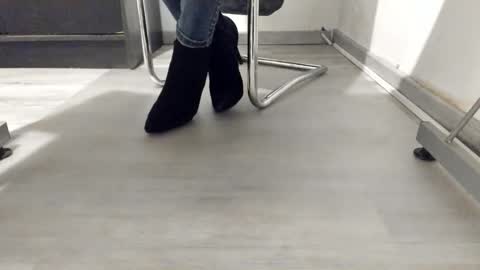 Snapshot of tired33 chatting on 10-12-25, 02:43 Anna online show from 10-12-25, 02:43