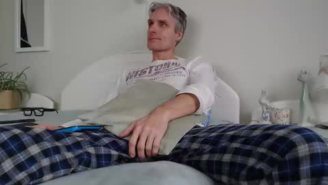 Daniel Bisexual uncut 20cm online show from 12-26-24, 09:01