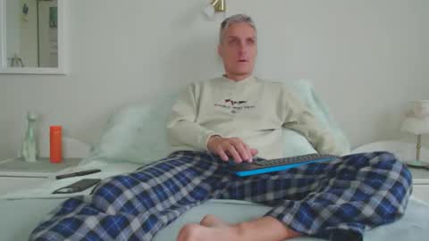 Daniel Bisexual uncut 20cm online show from 09-20-25, 05:52