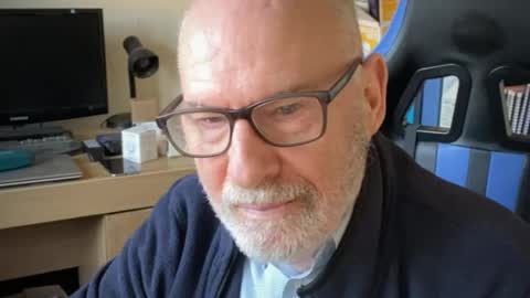 Snapshot of togbear chatting on 01-11-25, 01:43 Togbear online show from 01-11-25, 01:43