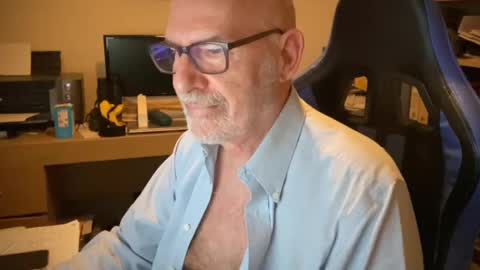 Snapshot of togbear chatting on 02-24-25, 09:31 Togbear online show from 02-24-25, 09:31