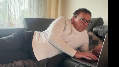Snapshot of tom6644 chatting on 05-15-26, 04:58 Tom online show from 05-15-26, 04:58