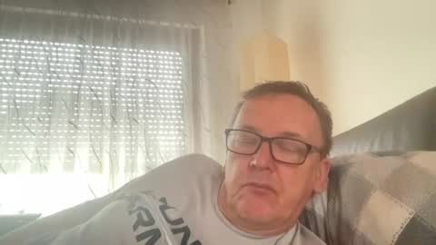 Snapshot of tom6644 chatting on 06-11-26, 04:27 Tom online show from 06-11-26, 04:27
