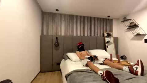 Snapshot of tom_curioustraight chatting on 05-17-26, 05:05 tom curiustraight online show from 05-17-26, 05:05