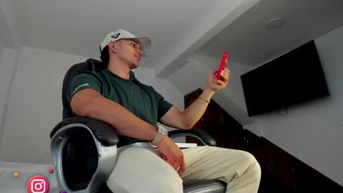 Snapshot of tommygarcia_ chatting on 01-01-25, 04:07 Instagram t garcia69 online show from 01-01-25, 04:07