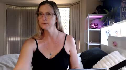 Snapshot of total_aussie_milfs chatting on 10-26-25, 11:42 Milly online show from 10-26-25, 11:42