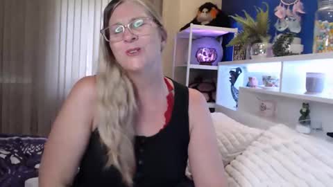 Snapshot of total_aussie_milfs chatting on 02-22-26, 11:25 Milly online show from 02-22-26, 11:25